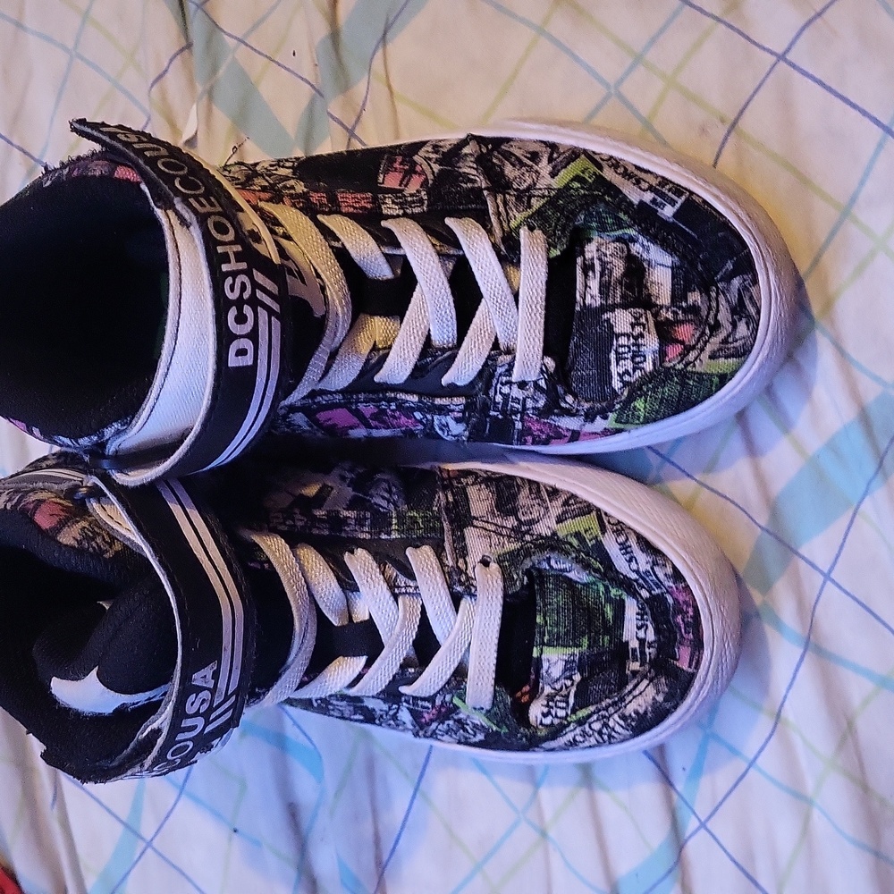 DC kids skater shoes